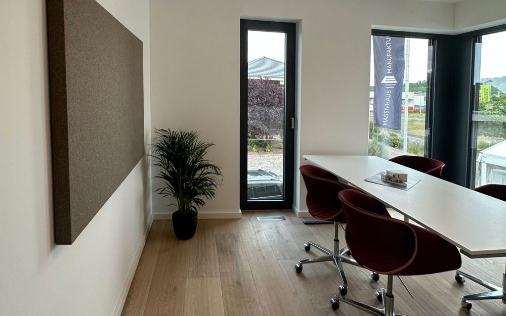 Großzügiges Homeoffice mit Panoramaausblick und viel Platz.
