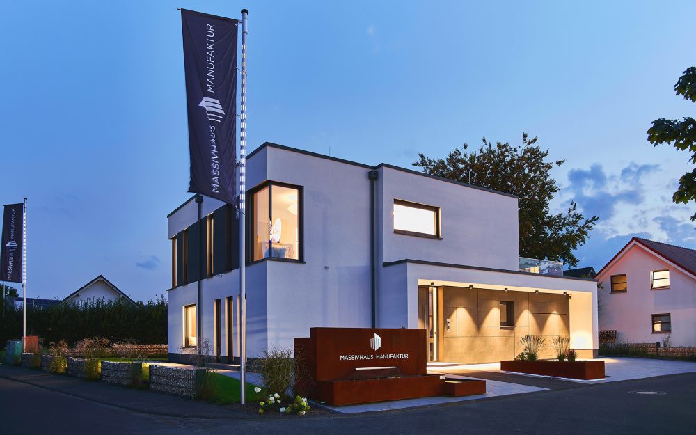 Musterhaus von Massivhaus Manufaktur mit pflegeleichtem Vorgarten